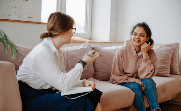 Clinical psychologist conducting a confidential home counselling session in Sargodha